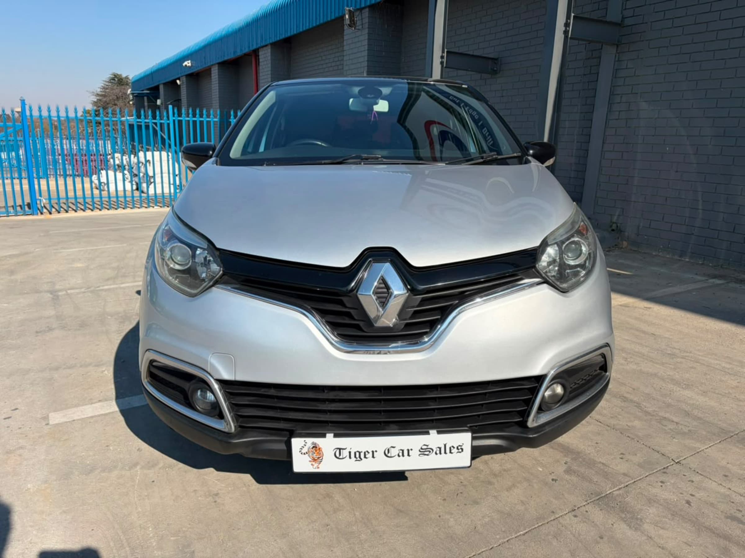 2015 Renault Captur 1.2T Dynamique 5-dr Auto for sale in South Africa — photo 2