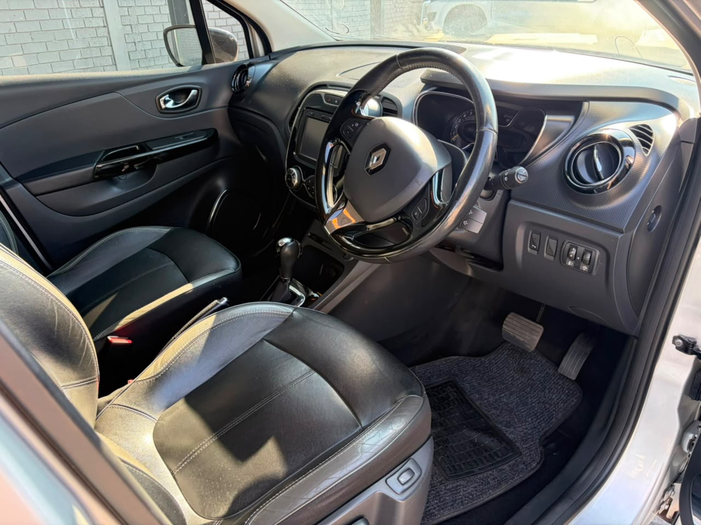 2015 Renault Captur 1.2T Dynamique 5-dr Auto for sale in South Africa — photo 3