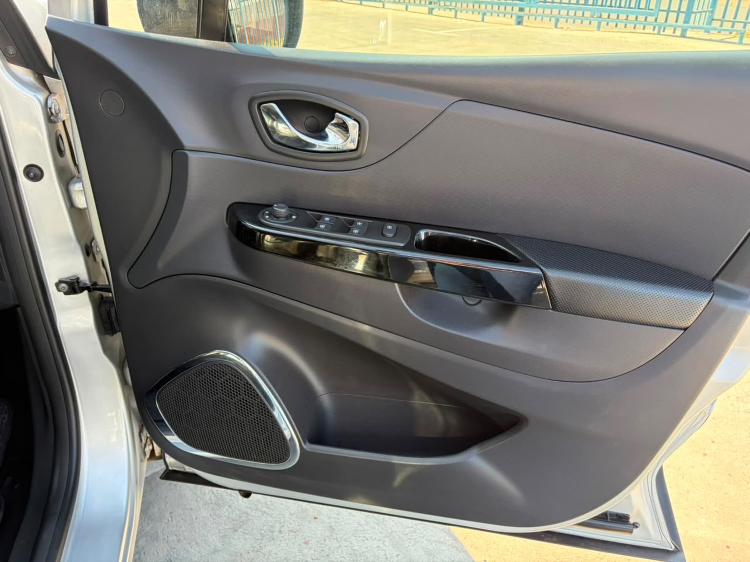 2015 Renault Captur 1.2T Dynamique 5-dr Auto for sale in South Africa — photo 4