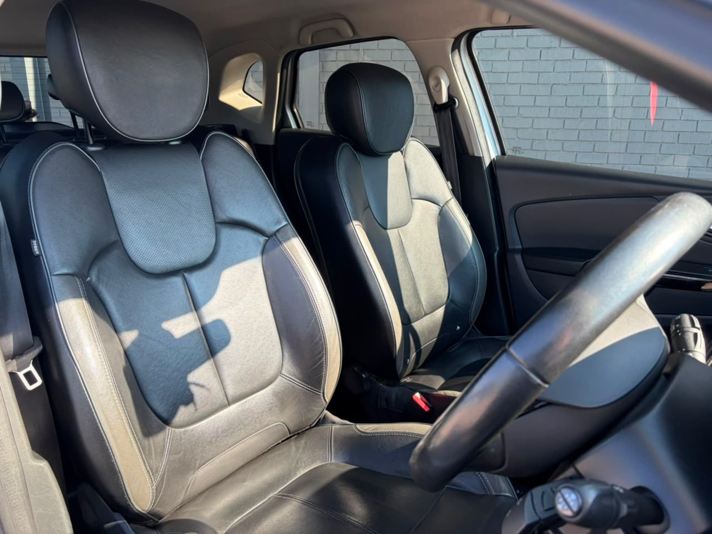 2015 Renault Captur 1.2T Dynamique 5-dr Auto for sale in South Africa — photo 6