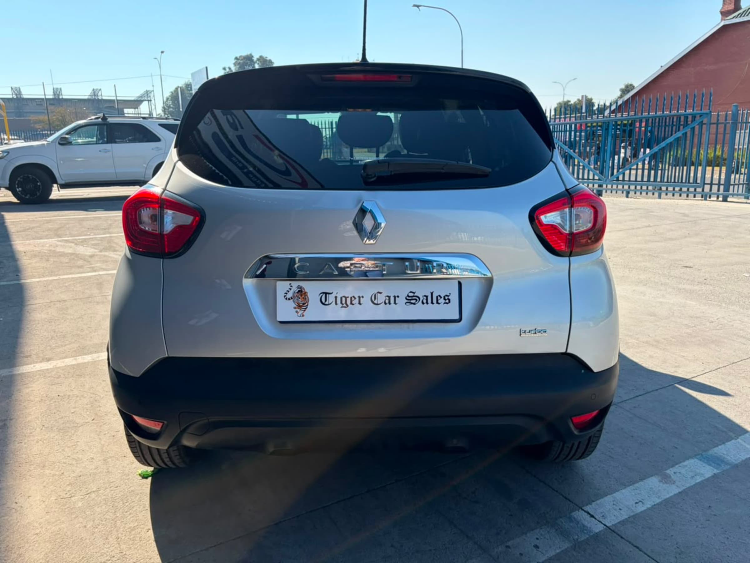 2015 Renault Captur 1.2T Dynamique 5-dr Auto for sale in South Africa — photo 8