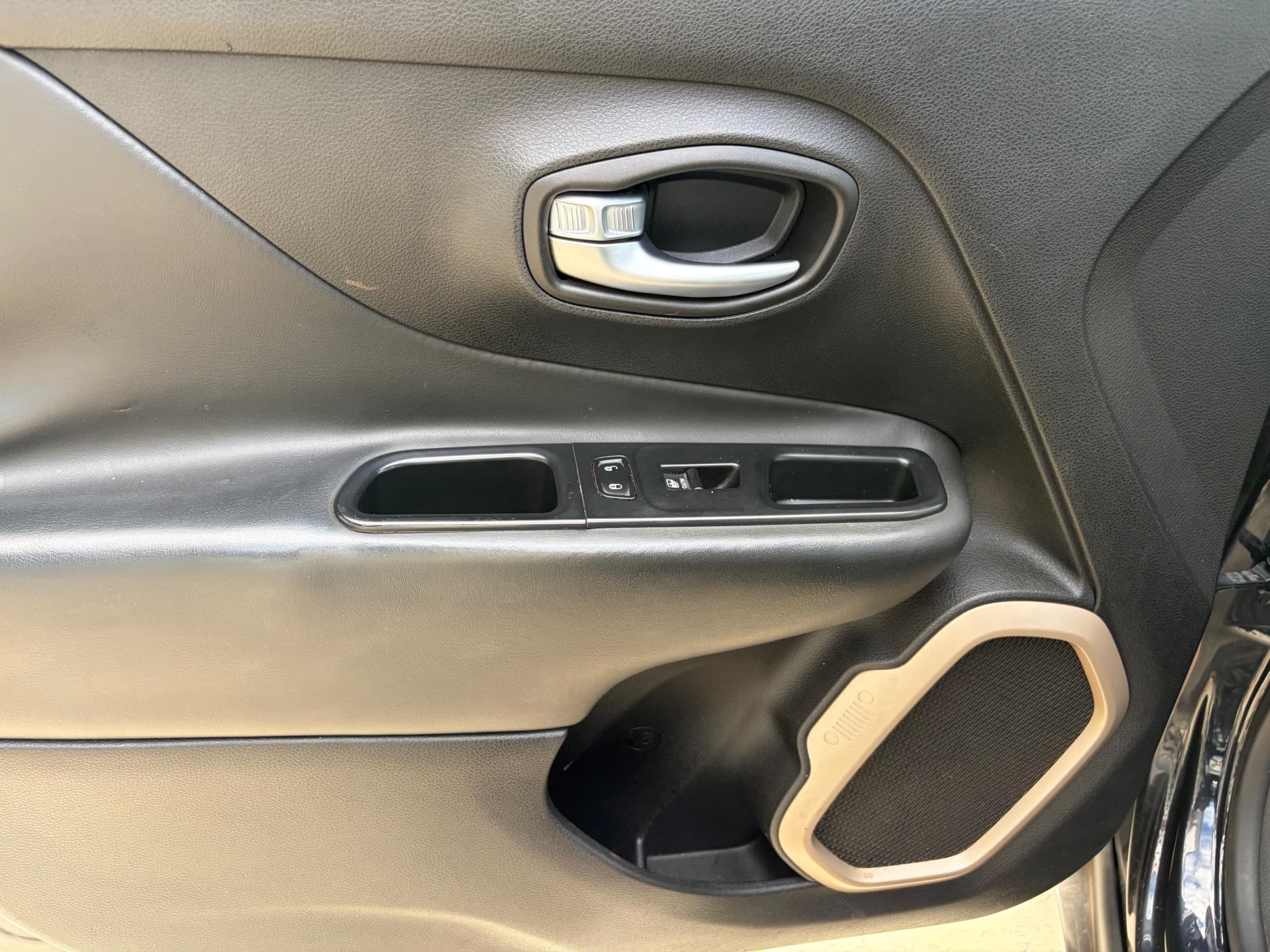 2016 Jeep Renegade 1.4 Tjet LTD for sale in South Africa — photo 3